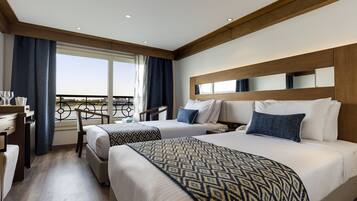 Standard Room | Minibar, in-room safe, desk, blackout curtains