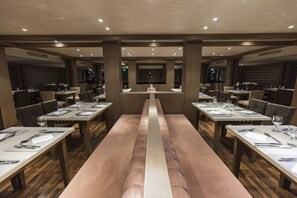 含每日吃到飽自助式早餐