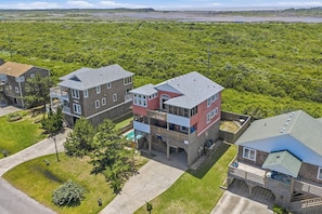 Zona residencial con edificios de varios pisos, una piscina y vistas a un paisaje natural.