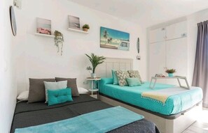 Tabla de planchar con plancha, wifi gratis, ropa de cama
