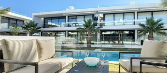 Moderner Blick auf den Pool, nach Südosten ausgerichtet