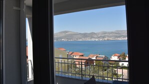 A balcony with a view of a coastal town and the sea. - Villa Portofino (Okrug)