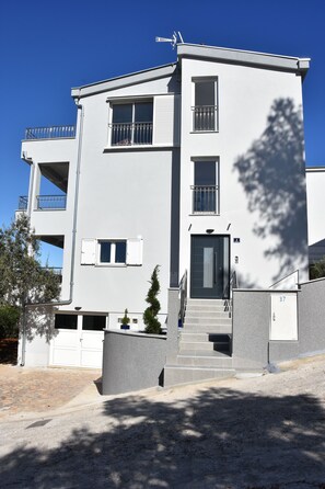 Front of property - Villa Portofino (Okrug)