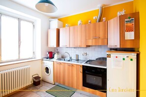 Frigorifero, microonde, forno, piano cottura