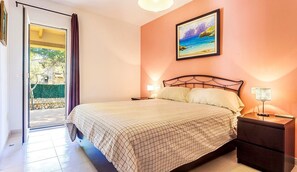 3 habitaciones, tabla de planchar con plancha y cuna de viaje 