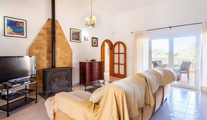 TV connectée, cheminée, table de tennis de table