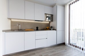 Fridge, microwave, stovetop, dishwasher