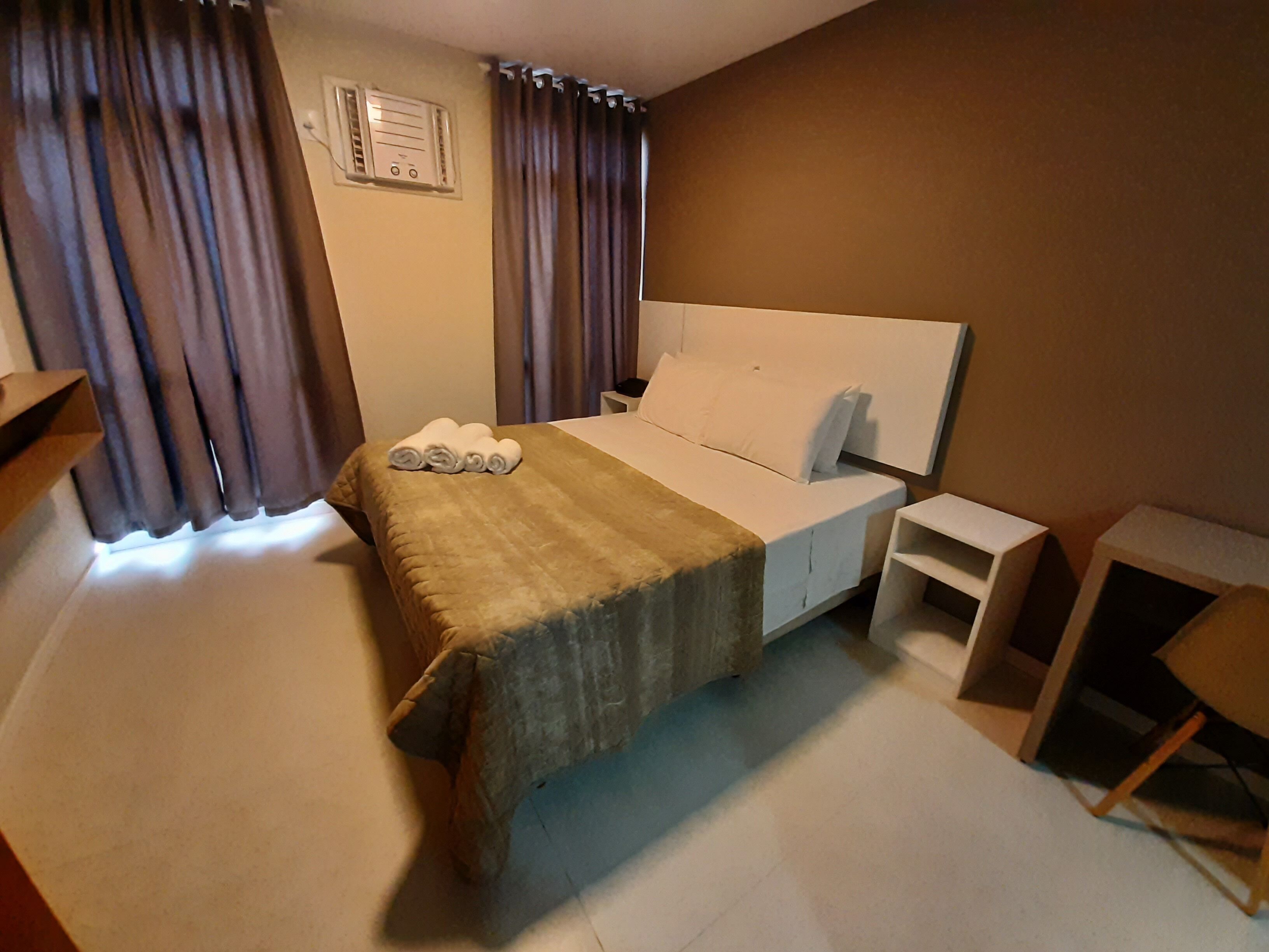 Cortinas opacas, sistema de insonorización, wifi gratis y ropa de cama