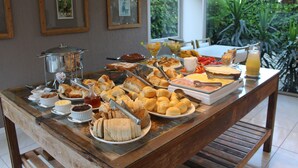 Una mesa de buffet con diferentes tipos de comida y un dispensador de bebidas.