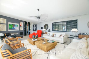 Smart TV, lettore DVD, tavolo da ping pong