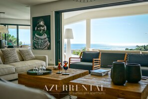 Smart TV, lettore DVD, tavolo da ping pong