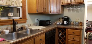 Micro-ondes, lave-vaisselle, cafetière/bouilloire, grille-pain