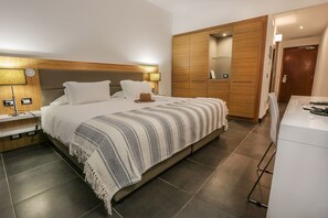 Habitación doble clásica, con acceso para personas discapacitadas, vista a la alberca | Ropa de cama de alta calidad y decoración personalizada 