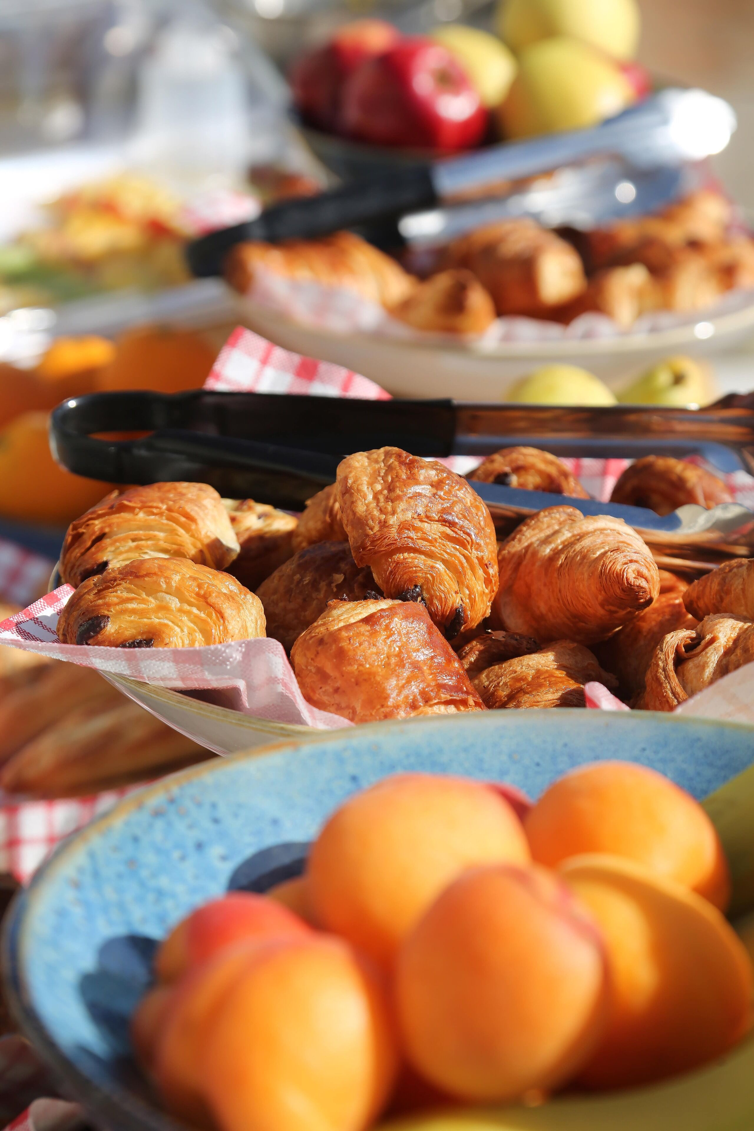Una mesa con diversas opciones de comida, como pasteles y frutas.
