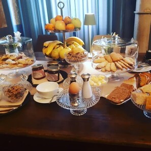 Free daily full breakfast 