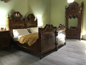 Deluxe Room (Queen)