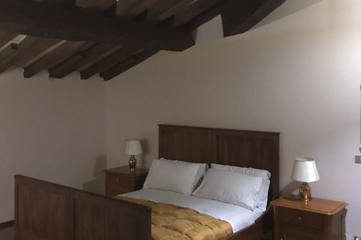 Deluxe kamer | Donsdekens, een kluis op de kamer, een bureau, verduisterende gordijnen
