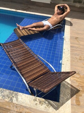 Outdoor pool, open 9:00 AM to 9:00 PM, sun loungers - Pousada Casa Serra Alves (Búzios)