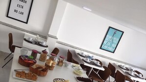 Una mesa de buffet con distintos alimentos y cubiertos.