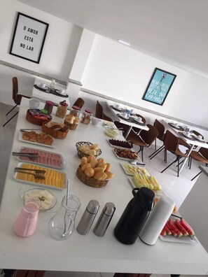 Ilmainen päivittäinen mannermainen aamiainen