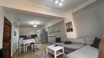 Deluxe Two Bedroom Chalet | Ruang keluarga | Televisi LCD 32-inci dengan saluran TV satelit