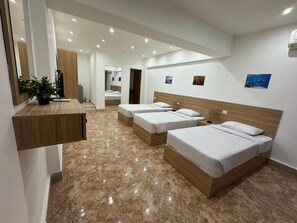 Superior Triple Room | Minibar, lydisolert og sengetøy