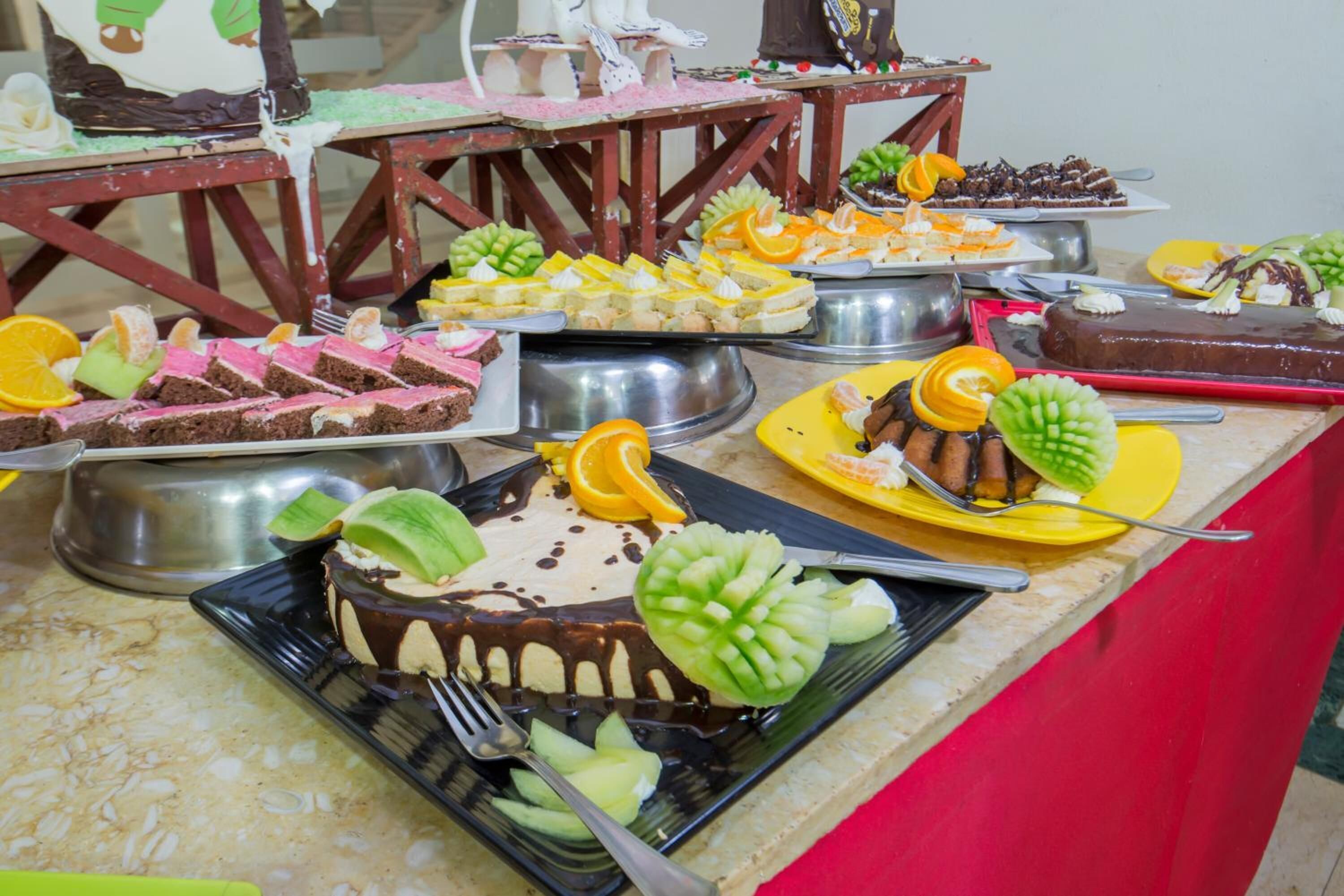 Un buffet proposant une variété de desserts et de fruits.