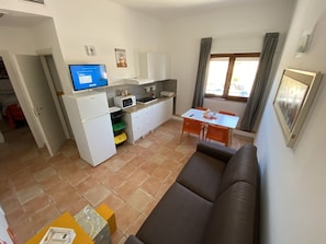 Grecale | Opholdsområde | 42-tommers LED-tv med digitale kanaler, tv, bøger