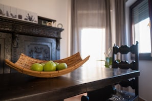 Een 42-inch ledtelevisie met digitale zenders, televisie en boeken