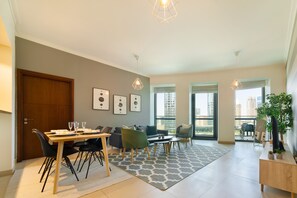 In-room dining - Maison Privee - 5 stars Apt in Architectural Marvel of Dubai (Dubai)