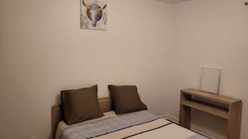 3 bedrooms, desk, iron/ironing board, free WiFi