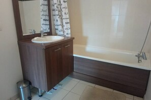 Bañera, secador de pelo, jabón y champú