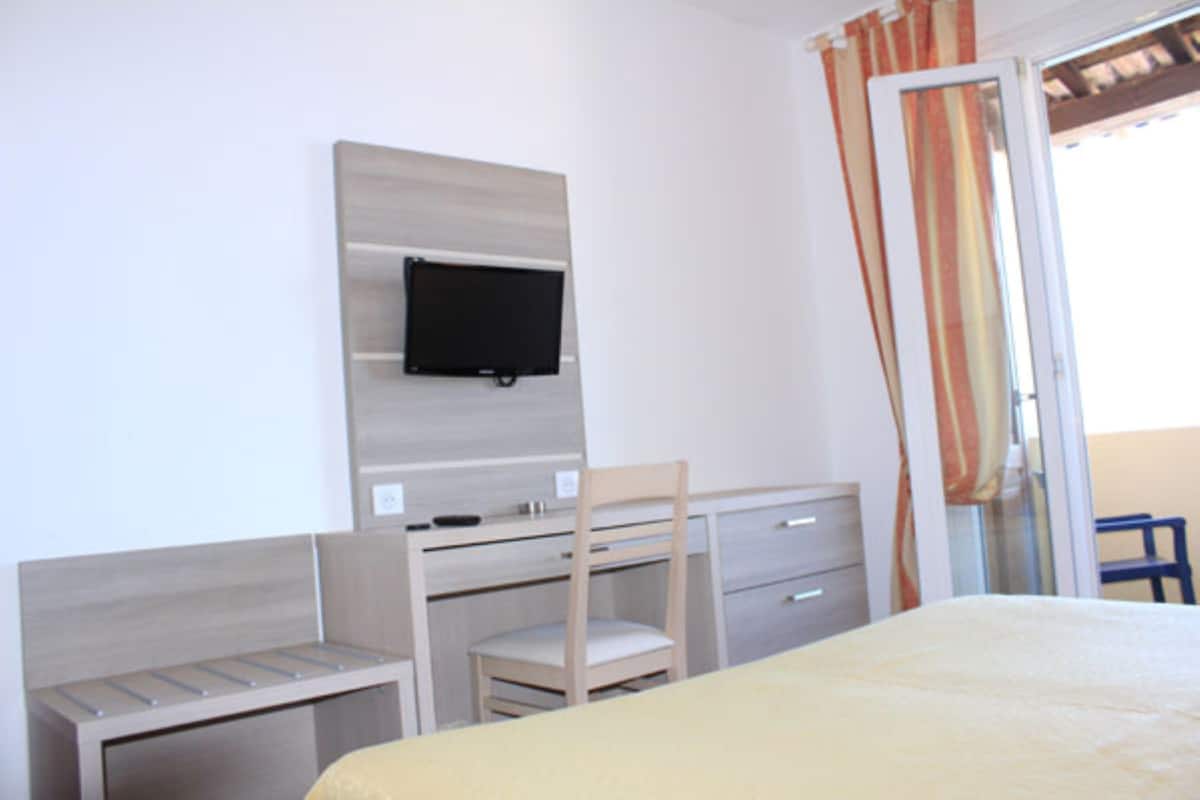 double room, sea view, garden area | in-room safe, individually decorated, individually furnished, desk