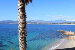 Plage, chaises longues, parasols
