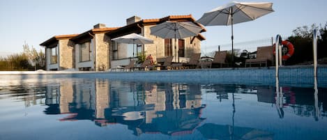 Piscine à débordement