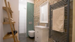 A bathroom with a wooden ladder, a toilet, a sink, and a towel rack. - pestahome - Private Apartment Linden / Hanover, pestahome - Stadtwohnung in Linden (Hanover)
