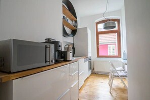 Frigorífico, microondas, horno y placa de cocina