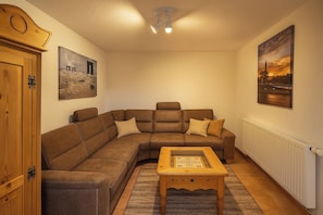 Een televisie en een stereo