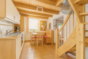 Een koelkast, een magnetron, een oven, een vaatwasser