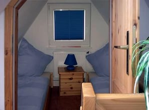 2 Schlafzimmer, Reisekinderbett