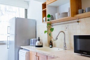 Microondas, lavavajillas, cafetera y tetera y utensilios de cocina 