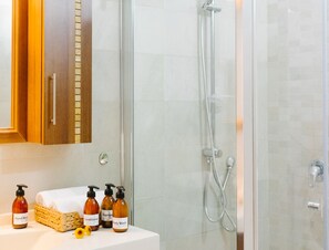 Douche, sèche-cheveux, serviettes fournies