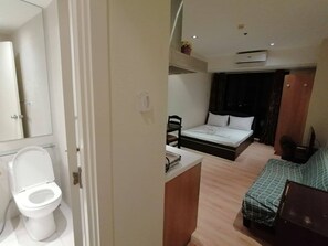 Studio | Kamar mandi | Shower, perlengkapan mandi gratis, handuk, dan sabun