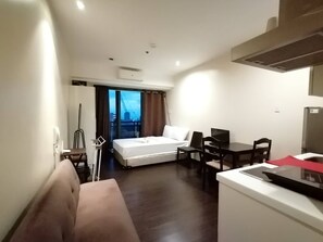 Studio | Living area | TV - Happy Suites at Knightsbridge Res Makati (Makati)