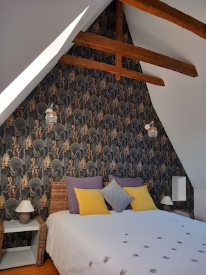 2 bedrooms, iron/ironing board, bed sheets - Quiet house with views of the valley. (Vezels-Roussy)