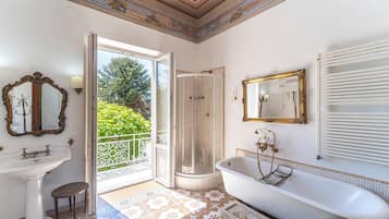 Badewanne, Haartrockner, Bidet, Handtücher