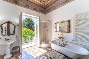 Baignoire, sèche-cheveux, bidet, serviettes fournies
