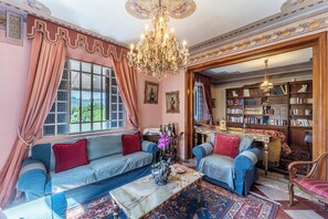 Fernseher, Kamin, DVD-Player, Bücher