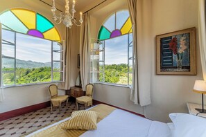 5 Schlafzimmer, Schreibtisch, Bügeleisen/Bügelbrett, WLAN