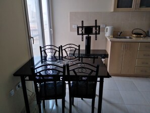 Jääkaappi, liesi, kahvin-/teenkeitin, vedenkeitin